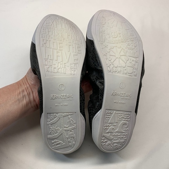 Kruzers by Fit Kicks Foldable Shoes Flats Black Snake Skin Pattern Size Large - Picture 5 of 9